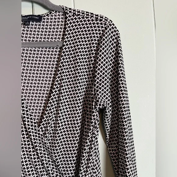 Jones New York - Black & White. Houndstooth Pattern. Jersey Wrap Dress. - Picture 2 of 9